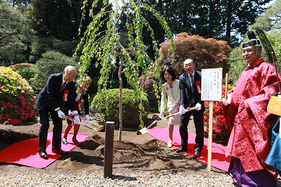 朝香宮家御当主、久伊豆神社にご参拝